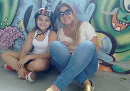 Ao lado da mãe Rafaela Montalvão, Luiza conta que curso de ginástica cerebral a motivou para persistir no hobbie predileto, andar de skate.