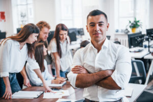 Homem de negócios e sua equipe de publicidade e propaganda.