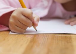 Criança escrevendo na escola