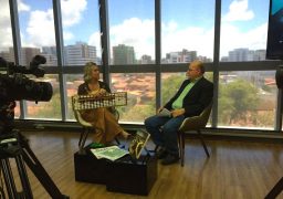 Dayse Teixeira, franqueada do SUPERA Maceió, em entrevista no estúdio da TV Mar